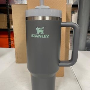 Brand New, In Box Stanley Quencher H2.0 Flow State Tumbler 40oz in Charcoal